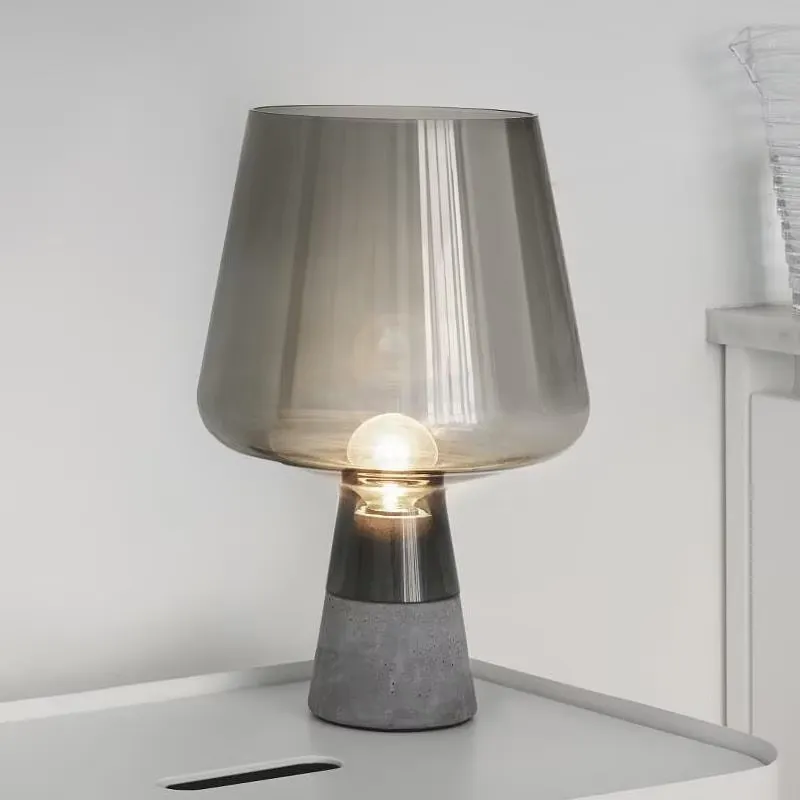 Solar Lamp - 北欧風のシンプルなセメント製テーブルランプ。モダンなグレーのガラス製で、リビングルーム、寝室、書斎、デスクの装飾に最適。